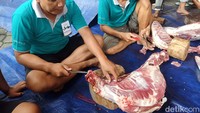 Daging kurban tersebut dibagikan dalam 10 ribu paket.