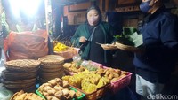 Wisata kuliner yang berlokasi di Jalan Rampai, Denpasar, Bali ibuka dari pukul 17.00 WITA hingga subuh atau hingga pukul 05.00 WITA.
