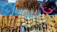 Sekitar 20 pedagang di sana menjual aneka menu, seperti Sate Usus, Ati Ampela, Bakso Goreng, tempe, tahu, hingga Nasi Jinggo kuning dan putih
