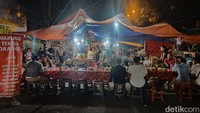 Salah satu yang tampak ramai dikunjungi pada Minggu (10/7/2022) malam adalah Warung Tenda Orange milik Komang Sidarmini (50). Di sini bawa uang Rp 16 ribu saja sudah dapat soto, nasi sama minum. Itu sudah satu paket, katanya.
