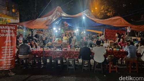 Kreneng Food Center menjadi tempat warga Denpasar berburu kuliner di malam hari. Di sini, makanan dibandrol mulai dari Rp 3 ribu.