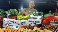 Sementara Komang Raka yang menjual Nasi Jinggo mengaku setiap hari selalu membawa 800 bungkus dengan lauk bervariasi.
