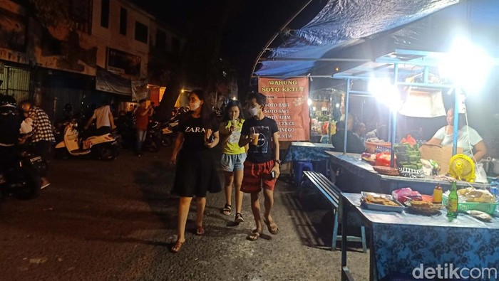 Kreneng Food Center menjadi tempat warga Denpasar berburu kuliner di malam hari. Di sini, makanan dibandrol mulai dari Rp 3 ribu.