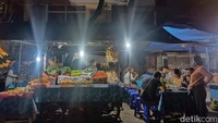 Bagi warga Denpasar yang kelaparan pada malam hari datang saja ke Kreneng Food Center. Selain buka dari sore sampai subuh, harga makanan yang dijual di tempat ini juga murah. Mulai Rp 3 ribu.