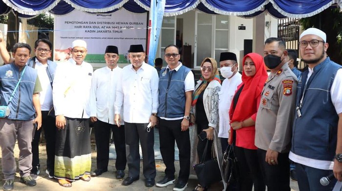 Demi memulihkan ekonomi masyarakat pascapandemi, Kadin Jakarta Timur ikut mengurbankan sebanyak 2 ekor sapi dan 4 kambing.