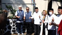 Ketua Panitia Muhammad Asra Maromi, Ketua Kadin Jakarta Timur Anta Ginting, Sekretaris Kota Jakarta Timur, Fredy Setyawan, Ketua Iwapi Jakarta Timur Isye Faizah, Camat Jatinegara Muchtar, Lurah Bidara Cina, Suhartono, Kapolsek Jatinegara Kompol Entong Raharja saat penyerahan hewan kurban Idul Adha 1443 H di kantor Kadin Jakarta Timur (10/7/2022).