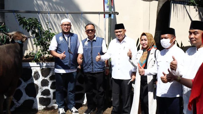 Berkurban untuk Pemulihan Ekonomi Pascapandemi Demi memulihkan ekonomi masyarakat pascapandemi, Kadin Jakarta Timur ikut mengurbankan sebanyak 2 ekor sapi dan 4 kambing.
