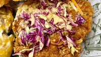 Uniknya, rasa fried chicken ini gurih berempah di bagian tepungnya. Fillet ayamnya yang besar terasa juicy, meski teksturnya padat dan serat dagingnya masih terasa.