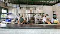 Area dapur di restoran ini terbuka sehingga pengunjung bisa mengintip proses meracik burger. Ada 6 varian burger di sini dengan harga mulai dari Rp 43.500.