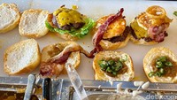 Hedi sang peracik burger ingin membuat burger yang enak, namun tak memunculkan rasa terlalu kenyang atau penuh setelah memakannya. Semua komponen burger diracik homemade.