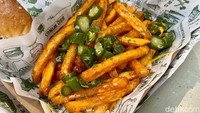 Sebagai pendamping burger ada BMB Cheese Fries (Rp 32.000). Kentang goreng Belgia ini disirami saus keju homemade dan pickles jalapeno.