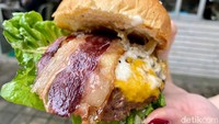 Dalam satu gigitan burger ini tercecap paduan rasa kompleks. Ada rasa gurih daging dari patty burger yang kuat, sentuhan creamy keju, rasa asam manis nanas panggang, hingga renyahnya Romaine lettuce.