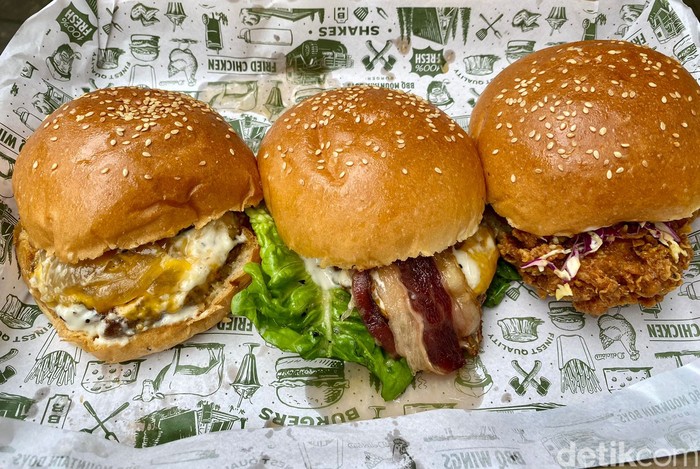 BMBB: Gurih Juicy! Burger Cabin Style ala Duo 'BBQ Mountain Boys' BMBB: Gurih Juicy! Burger Cabin Style ala Duo 'BBQ Mountain Boys'