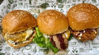 Burger gaya Amerika di sini diracik homemade oleh duo pria pegiat outdoor lifestyle, Hedi Rusdian (29) dan Gianjar Saribanon (40) yang juga konten kreator BBQ Mountain Boys. Keduanya membuka BMBB pada akhir 2019.
