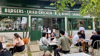 BBQ Mountain Boys Burger berlokasi di Paskal Hyper Square. Menempati area luar ruangan mall, tempat bersantapnya nyaman dengan nuansa country yang kental.