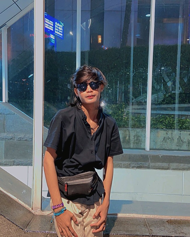 Sosok Bonge viral setelah sering mengunjungi kawasan Sudiman, Jakarta. Pria tersebut memang punya ciri khas dalam penampilannya yang memunculkan istilah Citayam Fashion Week. Biasanya terlihat hangout di sekitar stasiun KRL dan MRT, rumah Bonge sendiri berada di daerah Bogor.Foto: detikHot