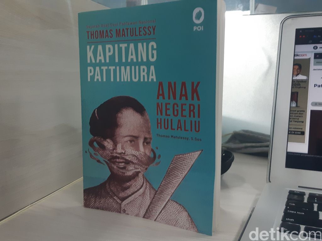 Buku Kapitang Pattimura Anak Negeri Hulaliu, karya Thomas Matulessy Generasi ke-6.  (Danu Damarjati/detikcom)
