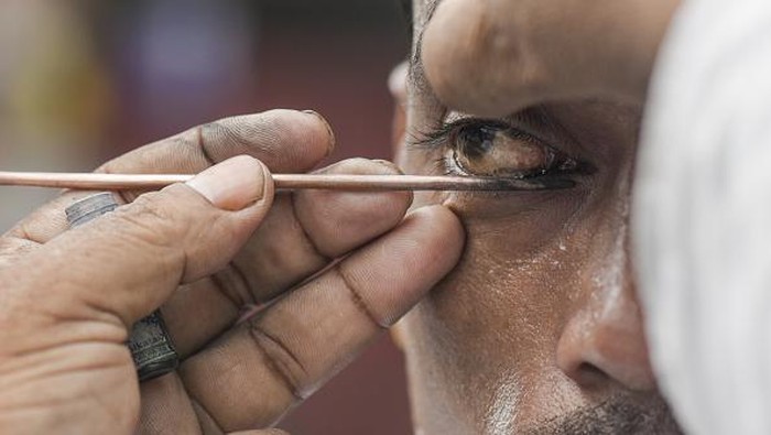 Celak Mata, Tradisi Nabi yang Masih Lestari di India GUWAHATI, INDIA - JULY 10: An Indian Muslim applying Surma on eyes before Eid al-Adha prayer on July 10, 2022 in Guwahati, India. (Photo by David Talukdar/Anadolu Agency via Getty Images)