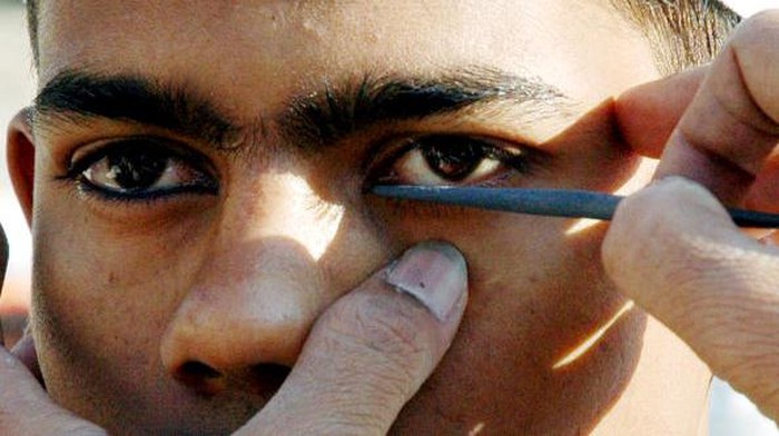Celak Mata, Tradisi Nabi yang Masih Lestari di India GUWAHATI, INDIA - JULY 10: An Indian Muslim applying Surma on eyes before Eid al-Adha prayer on July 10, 2022 in Guwahati, India. (Photo by David Talukdar/Anadolu Agency via Getty Images)