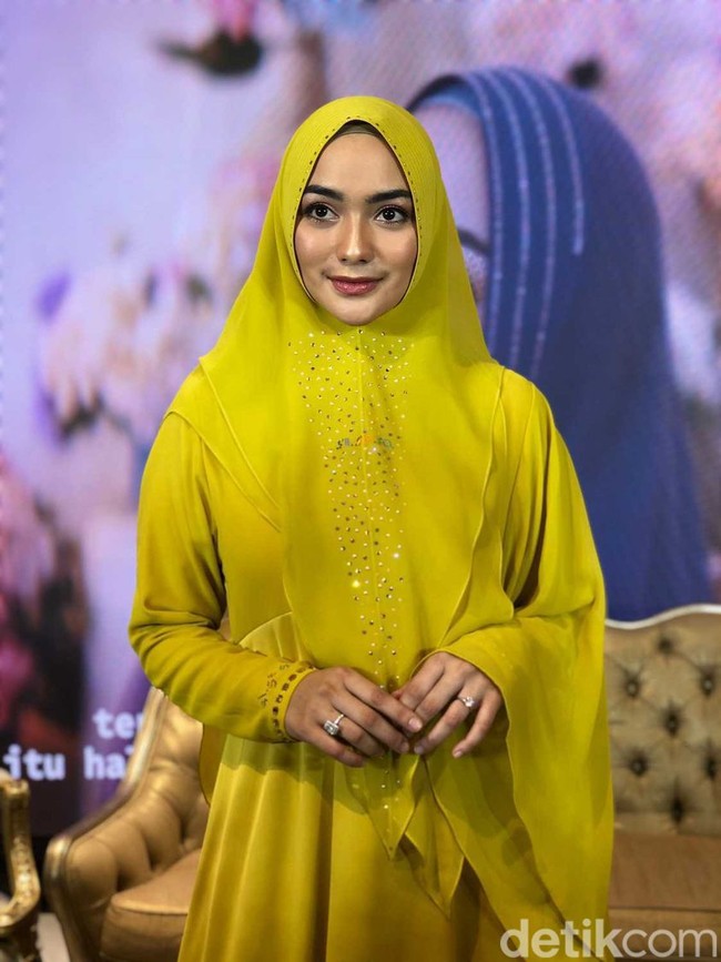 Wanita yang lahir di Bogor, 23 April 1994 ini memberikan tips bagaimana agar padu padan busana syari terlihat anggun dan tetap kekinian. Kalau misalnya busana syari hijab panjang pakai sneaker, pakai tas yang casual juga atau tabrak warna agar lebih lucu, jelasnya. Foto: Gresnia Arela/Wolipop.