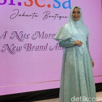 Citra Kirana baru saja didapuk menjadi brand ambassador busana muslim Si.Se.Sa yang dikenal dengan produk syari. Ia mengungkapkan busana syari sesuai dengan kepribadiannya yang satu warna.Aku sukanya tampil dengan busana yang satu warna, hijabnya kuning dan dressnya juga kuning, kata Citra Kirana saat ditemui dalam acara Si.Se.Sa. A Nice Morning with The New Brand Ambassador (11/7/2022). Foto: Gresnia Arela/Wolipop.