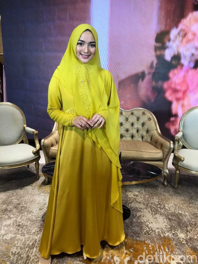 Istri Rezky Aditya itu mengatakan hijab syari kini bisa dipakai oleh semua umur dan berbagai kegiatan. Dulu aku juga beranggapan kalau hijab syari hanya dipakai untuk pengajian saja atau ibadah umrah. Ternyata busana syari desainnya bagus dan stylish ke mall atau jalan-jalan pakai syari. Nyaman kok dipakai, kata Ciki. Foto: Gresnia Arela/Wolipop.