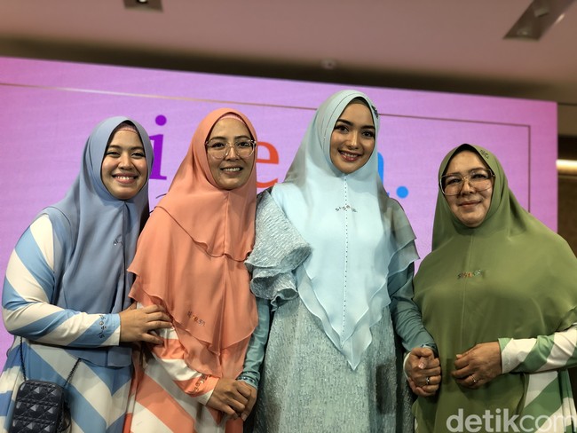 Citra Kirana bersyukur semenjak berhijab dia tak kehilangan pekerjaan, termasuk didapuk sebagai brand ambassador. Alhamdulillah semenjak berhijab tidak ada kesulitan sama sekali untuk mendapatkan pekerjaan. Menurut aku bukan suatu penghalang, kalau memang kita nyaman, benar melakukannya karena Allah. Jadi, rezeki itu sudah ada yang mengatur dan mengalir saja sampai sekarang, jelas istri Rezky Aditya itu sambil tersenyum. Foto: Gresnia Arela/Wolipop.