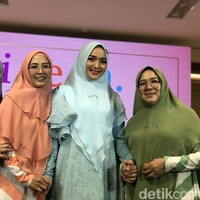 Citra Kirana bersyukur semenjak berhijab dia tak kehilangan pekerjaan, termasuk didapuk sebagai brand ambassador. Alhamdulillah semenjak berhijab tidak ada kesulitan sama sekali untuk mendapatkan pekerjaan. Menurut aku bukan suatu penghalang, kalau memang kita nyaman, benar melakukannya karena Allah. Jadi, rezeki itu sudah ada yang mengatur dan mengalir saja sampai sekarang, jelas istri Rezky Aditya itu sambil tersenyum. Foto: Gresnia Arela/Wolipop.