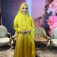 Istri Rezky Aditya itu mengatakan hijab syari kini bisa dipakai oleh semua umur dan berbagai kegiatan. Dulu aku juga beranggapan kalau hijab syari hanya dipakai untuk pengajian saja atau ibadah umrah. Ternyata busana syari desainnya bagus dan stylish ke mall atau jalan-jalan pakai syari. Nyaman kok dipakai, kata Ciki. Foto: Gresnia Arela/Wolipop.