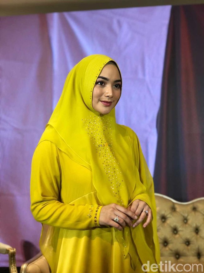 Anak bungsu dari empat bersaudara ini membagikan tips untuk wanita aktif yang ingin tampil syari. Sebenarnya tipe hijab kan macam-macam sesuai kesempatannya. Kalau mau ada acara bawa anak, kita pakai hijab yang nggak begitu panjang tapi bisa menutupi bagian dada, ucapnya. Foto: Gresnia Arela/Wolipop.