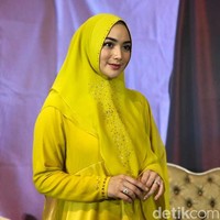 Anak bungsu dari empat bersaudara ini membagikan tips untuk wanita aktif yang ingin tampil syari. Sebenarnya tipe hijab kan macam-macam sesuai kesempatannya. Kalau mau ada acara bawa anak, kita pakai hijab yang nggak begitu panjang tapi bisa menutupi bagian dada, ucapnya. Foto: Gresnia Arela/Wolipop.