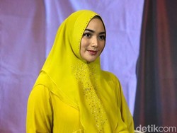 8 Foto Gaya Anggun Citra Kirana Pakai Hijab Syari