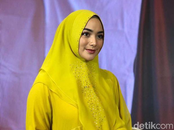 8 Foto Gaya Anggun Citra Kirana Pakai Hijab Syari