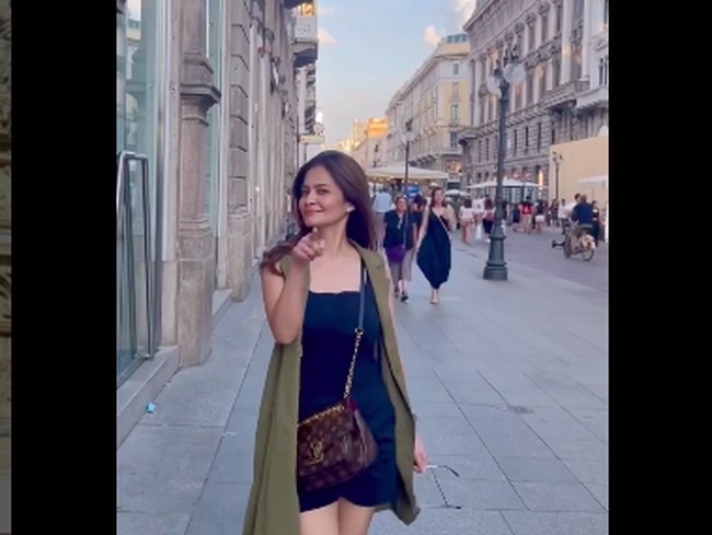  Ga ngerti lg, ga tua tua sih mba tari,, awet muda mulu.. ” begitu pujian netizen di video Instagramnya itu. Foto: dok. Instagram/@cuttaryofficial