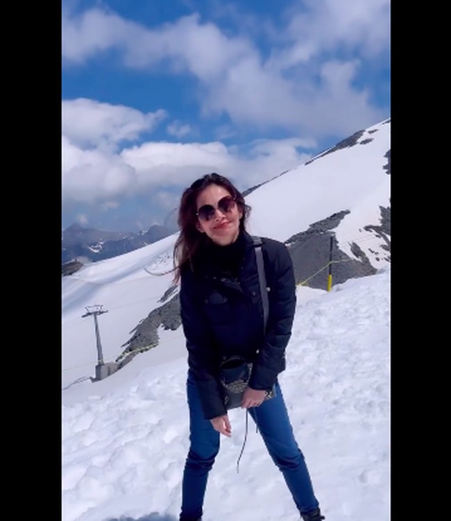 Momen Cut Tari main salju di Eropa. Banyak yang salah fokus dengan wajah awet muda artis yang kini berusia 44 tahun namun tidak menua. Foto: dok. Instagram/@cuttaryofficial