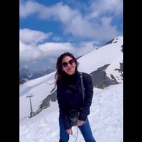 Momen Cut Tari main salju di Eropa. Banyak yang salah fokus dengan wajah awet muda artis yang kini berusia 44 tahun namun tidak menua. Foto: dok. Instagram/@cuttaryofficial