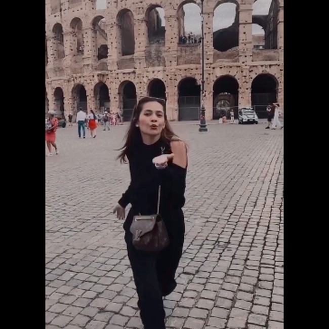 Beginilah penampilan Cut Tari jadi cewek mamba saat berada di Italia. Dia mengenakan busana serba hitam. Foto: dok. Instagram/@cuttaryofficial