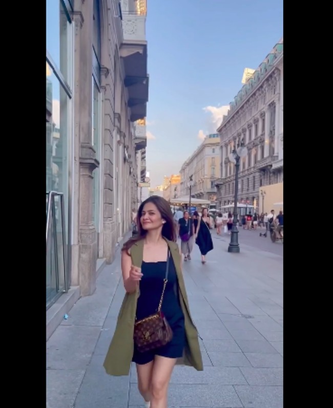 Cut Tari membagikan video Reels di Instagram yang memperlihatkan penampilan awet mudanya. Masih dalam momen liburan di Eropa, Cut Tari bergaya kasual dengan tank top, celana pendek dan vest hijau.Foto: dok. Instagram/@cuttaryofficial