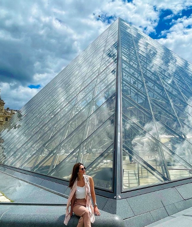 Di foto lainnya, Cut Tari sudah berpindah negara. Cut Tari berada di Paris, Prancis dan berpose di museum Louvre. Pujian awet muda juga terus mengalir di komentar fotonya. Ada juga yang menyebut bahwa penampilannya kali ini mirip dengan Luna Maya. Awet muda walaupun umur sudah kepala 4,” komentar netizen. “Mirip Luna Maya,” ungkap netizen lain. Foto: dok. Instagram/@cuttaryofficial