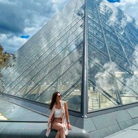 Di foto lainnya, Cut Tari sudah berpindah negara. Cut Tari berada di Paris, Prancis dan berpose di museum Louvre. Pujian awet muda juga terus mengalir di komentar fotonya. Ada juga yang menyebut bahwa penampilannya kali ini mirip dengan Luna Maya. Awet muda walaupun umur sudah kepala 4,” komentar netizen. “Mirip Luna Maya,” ungkap netizen lain. Foto: dok. Instagram/@cuttaryofficial