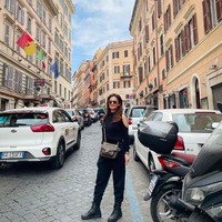 Atasan potongan cut-out di bagian lengan, dipadu dengan celana hitam, Kesan boyish terasa dengan menggunakan military boots.Foto: dok. Instagram/@cuttaryofficial