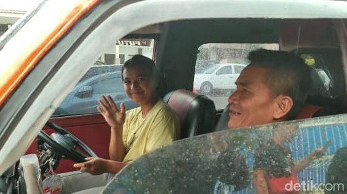 Dewi Tandirerung (18), mahasiswi yang nyambi jadi sopir angkot di Tana Toraja (detikSulsel/Rachmat Ariadi).