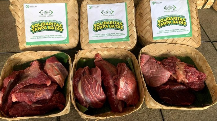 Lewat program Nusantara Berqurban, Lazisnu merealisasikan pelaksanaan ibadah kurban 1443 H dan mendistribusikan hewan-daging kurban ke masyarakat dhuafa se Indonesia.