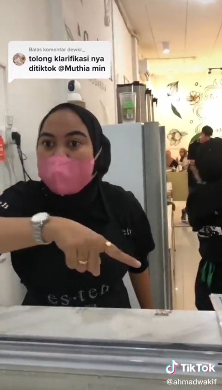 Viral! Adu Mulut Pekerja Gerai Es Teh dan Pelanggan, Ini Kronologinya
