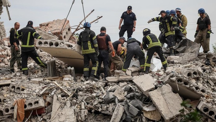 Evakuasi Korban Akibat Apartemen Dirudal Rusia Rescue workers evacuate a person from a building damaged by missile strike, amid Russia's invasion of Ukraine, at a location given as Chasiv Yar, Ukraine, in this handout image released July 10, 2022. Donetsk region governor Pavlo Kyrylenko/Handout via REUTERS ATTENTION EDITORS THIS IMAGE HAS BEEN SUPPLIED BY A THIRD PARTY. NO RESALES. NO ARCHIVES. MANDATORY CREDIT.
