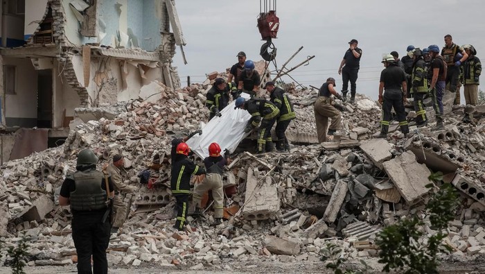 Rescue workers evacuate a person from a building damaged by missile strike, amid Russias invasion of Ukraine, at a location given as Chasiv Yar, Ukraine, in this handout image released July 10, 2022. Donetsk region governor Pavlo Kyrylenko/Handout via REUTERS ATTENTION EDITORS    THIS IMAGE HAS BEEN SUPPLIED BY A THIRD PARTY. NO RESALES. NO ARCHIVES. MANDATORY CREDIT.