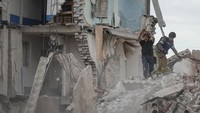 Menurut gubernur regional Donetsk Pavlo Kyrylenko, setidaknya 30 lainnya masih berada di bawah puing-puing.