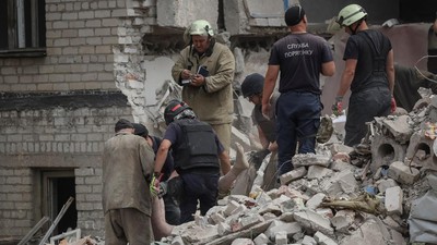 Evakuasi Korban Akibat Apartemen Dirudal Rusia
