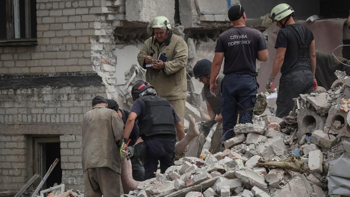 Evakuasi Korban Akibat Apartemen Dirudal Rusia Rescue workers evacuate a person from a building damaged by missile strike, amid Russia's invasion of Ukraine, at a location given as Chasiv Yar, Ukraine, in this handout image released July 10, 2022. Donetsk region governor Pavlo Kyrylenko/Handout via REUTERS ATTENTION EDITORS THIS IMAGE HAS BEEN SUPPLIED BY A THIRD PARTY. NO RESALES. NO ARCHIVES. MANDATORY CREDIT.