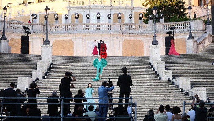 ROME, ITALY - JULY 08: Models walks the Valentino haute couture fall/winter 22/23 fashion show on July 08, at Piazza Di Spagna 2022 in Rome, Italy. (Photo by Ernesto Ruscio/Getty Images)